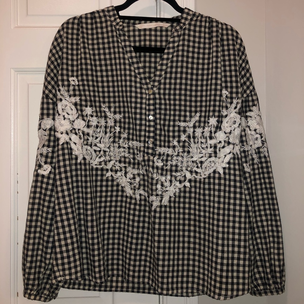 Hipster black checkered blouse with lace accent